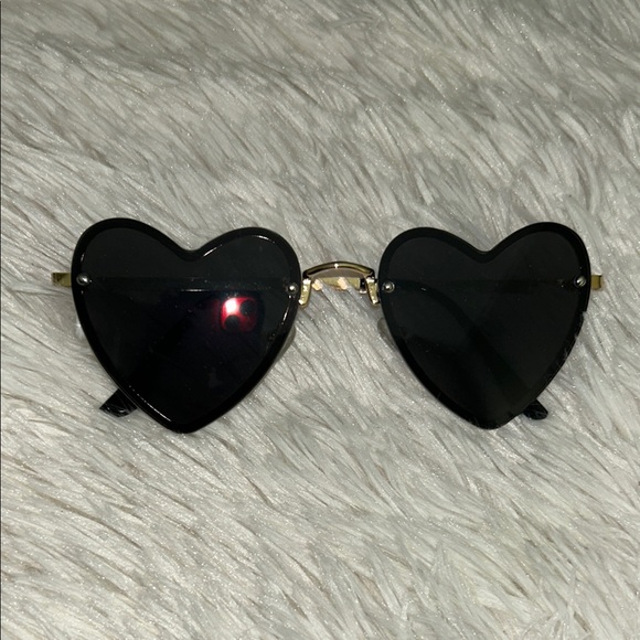 SHEIN Accessories - Heart-Shaped Black Sunglasses